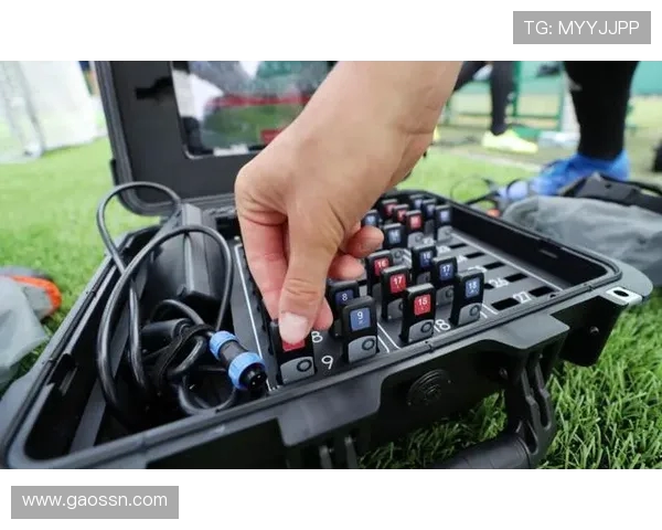 足球运动中的可穿戴设备，如何实时监控球员的体能数据